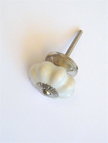Hvid porcelænsknop m. riller og forkromet metal, stor.