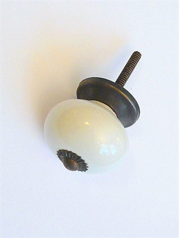 Hvid porcelænsknop m. mørkpatineret messing, stor.