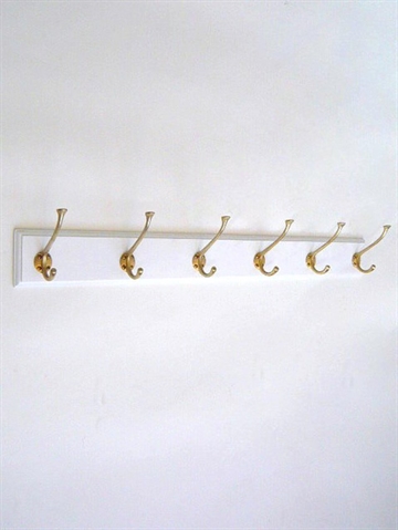 Klassisk knagerække m. 6 store børstede massive messingknager m. 4 skruehuller på hvidt, profileret bræt m. lige ender - 90 cm.