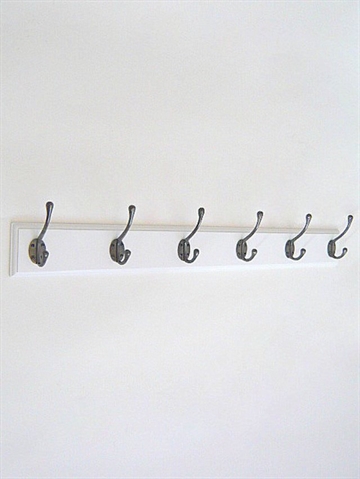 Klassisk knagerække m. 6 store brunerede massive messing knager m. 4 skruehuller på hvidt, profileret bræt m. lige ender - 90 cm.