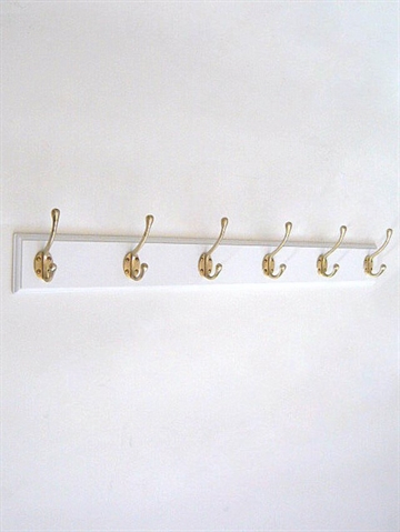 Klassisk knagerække m. 6 store børstede massive messingknager m. 4 skruehuller på hvidt, profileret bræt m. lige ender - 90 cm.