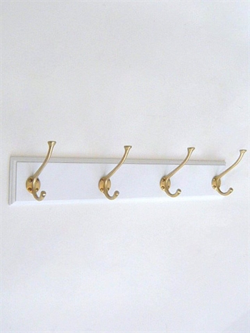 Klassisk knagerække m. 4 store børstede massive messingknager m. 4 skruehuller på hvidt, profileret bræt m. lige ender - 60 cm.