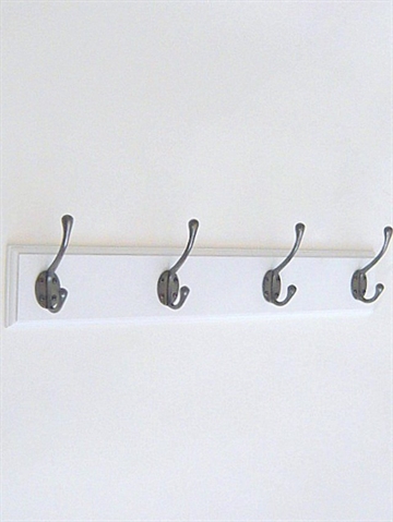 Klassisk knagerække m. 4 store brunerede massive messing knager m. 4 skruehuller på hvidt, profileret bræt m. lige ender - 60 cm.