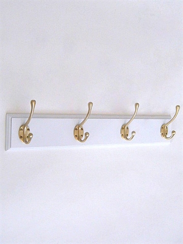 Klassisk knagerække m. 4 store børstede massive messingknager m. 4 skruehuller på hvidt, profileret bræt m. lige ender - 60 cm.