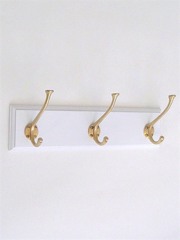 Klassisk knagerække m. 3 store børstede massive messingknager m. 4 skruehuller på hvidt, profileret bræt m. lige ender - 40 cm.