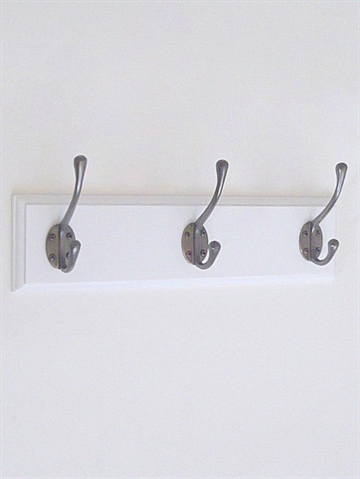 Klassisk knagerække m. 3 store brunerede massive messing knager m. 4 skruehuller på hvidt, profileret bræt m. lige ender - 40 cm.