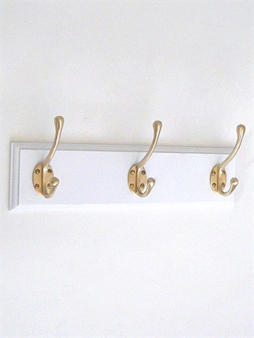 Klassisk knagerække m. 3 store børstede massive messingknager m. 4 skruehuller på hvidt, profileret bræt m. lige ender - 40 cm.