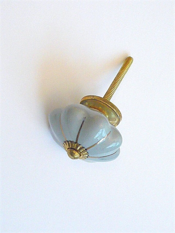 Lyseblå porcelænsknop m. riller, guldstriber og forgyldt metal, stor.