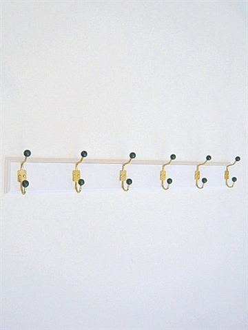 Klassisk knagerække m. 6 messingknager m. mørkegrønne knopper på hvidt, profileret bræt m. lige ender - 90 cm..