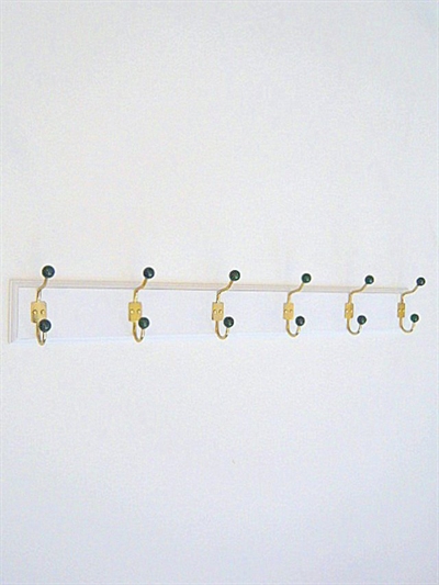 Klassisk knagerække m. 6 messingknager m. mørkegrønne knopper på hvidt, profileret bræt m. lige ender - 90 cm..