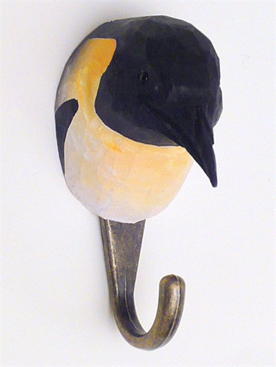 Naturtro pingvin knage, udskåret håndmalet træ m. patineret messingkrog og ophængsbeslag på bagsiden.
