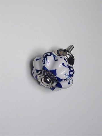 Hvid porcelænsknop m. riller, blåt mønster og forkromet metal, stor.