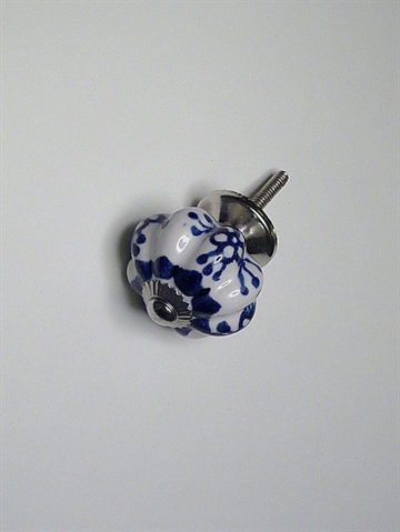 Hvid porcelænsknop m. riller, blåt mønster og forkromet metal, mellemstr.