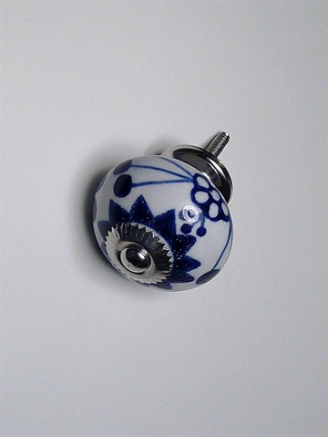 Hvid porcelænsknop m. blåt håndmalet mønster og forkromet metal, stor.