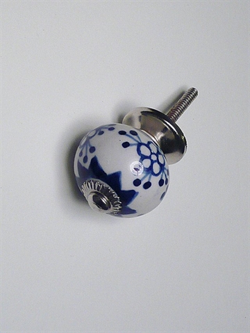 Hvid porcelænsknop m. blåt håndmalet mønster og forkromet metal, mellemstr.