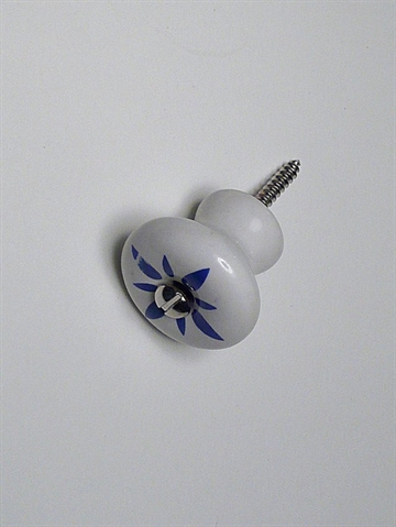 Hvid porcelænsknop m. blåt mønster og forkromet skrue, stor - ( også egnet til væg ).