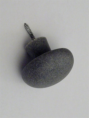Knop knage m. hals ( til bøjle ) og indstøbt skrue, mat gråmeleret stenlook, massiv polystone, lille. - EGNET TIL VÆG....