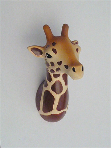 Dear Giraffe - knage, design Jorine Oosterhoff, flerfarvet polystone og metal m. indstøbt skrue (incl. plug).