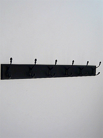 Klassisk knagerække m. 6 silkemat sortlak. metalknager m. knop på sort, profileret bræt m. lige ender - 90 cm...