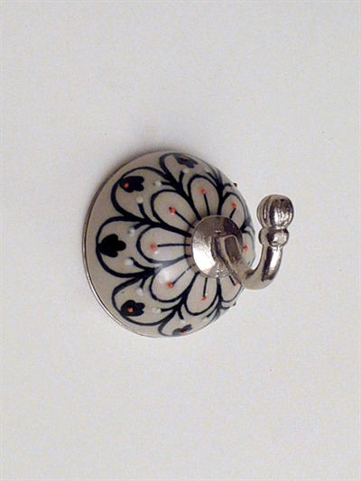 Gråhvid rilled porcelænsknage m. håndmalet mønster og forkromet metalkrog - ( ophængsbeslag på bagsiden )...
