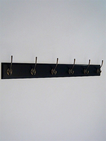 Klassisk knagerække m. 6 rustikke mørkpatinerede messingbelagte jernknager på sort, profileret bræt m. lige ender - 90 cm.