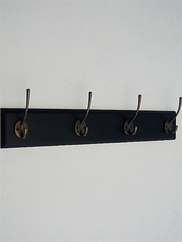 Klassisk knagerække m. 4 rustikke mørkpatinerede messingbelagte jernknager på sort, profileret bræt m. lige ender - 60 cm.