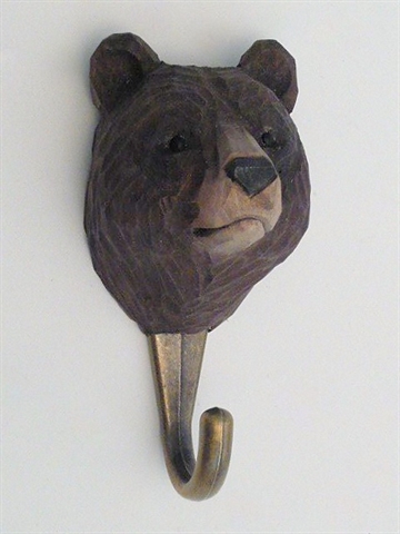 Naturtro brun bjørn knage, udskåret håndmalet træ m. patineret messingkrog og ophængsbeslag på bagsiden.