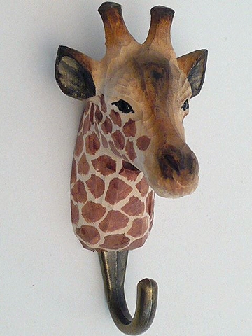 Naturtro giraf knage, udskåret håndmalet træ m. patineret messingkrog og ophængsbeslag på bagsiden.