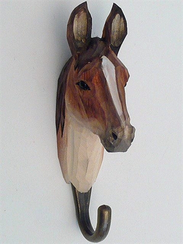 Naturtro hest knage, udskåret håndmalet træ m. patineret messingkrog og ophængsbeslag på bagsiden.