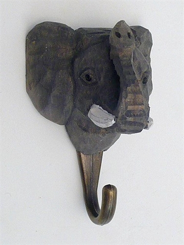 Naturtro elefant knage, udskåret håndmalet træ m. patineret messingkrog og ophængsbeslag på bagsiden.