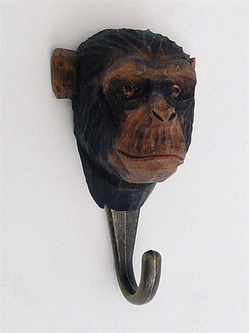 Naturtro chimpanse knage, udskåret håndmalet træ m. patineret messingkrog og ophængsbeslag på bagsiden.