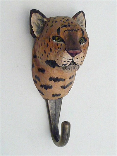 Naturtro leopard knage, udskåret håndmalet træ m. patineret messingkrog og ophængsbeslag på bagsiden.