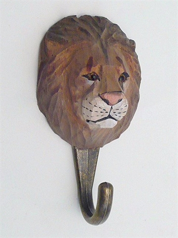 Naturtro løve knage, udskåret håndmalet træ m. patineret messingkrog og ophængsbeslag på bagsiden.