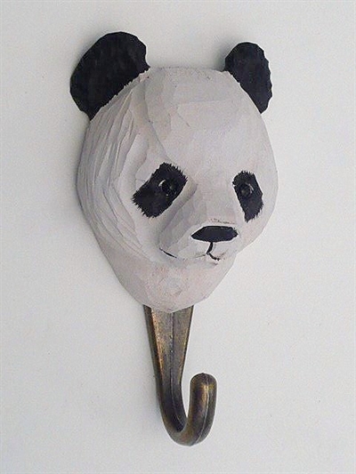 Naturtro panda knage, udskåret håndmalet træ m. patineret messingkrog og ophængsbeslag på bagsiden.