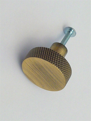 Klassisk knop m. kantmønster, silkemat patineret messingbelagt metal, stor.