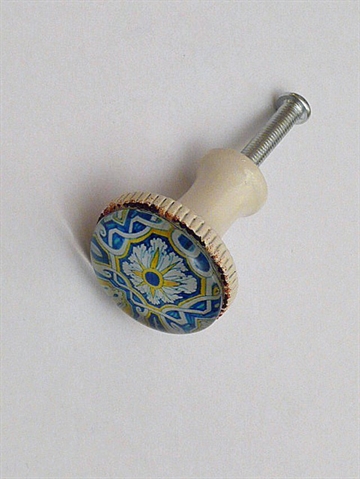 Provence knop i patineret hvidlak. metal m. blåt/gyldent mønster i indfattet glasfront.