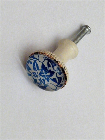 Provence knop i patineret hvidlak. metal m. blåt/gyldent mønster i indfattet glasfront.