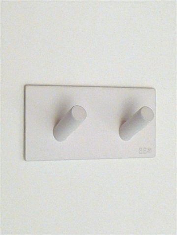 BB design -  firkantet knagerække m. 2 kroge, silkemat hvid metal, stærkt selvklæbende ( egnet til glatte, faste, rene flader ).