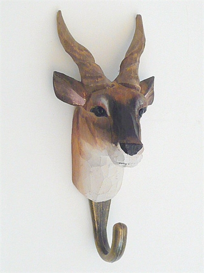 Naturtro antilope knage, udskåret håndmalet træ m. patineret messingkrog og ophængsbeslag på bagsiden.