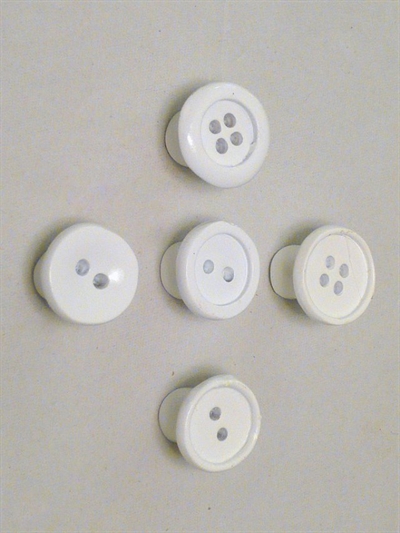 Sæt på 5 små hvide knapknager, design Jorine Oosterhoff, polystone m. indstøbte skruer ( incl. plugs ).