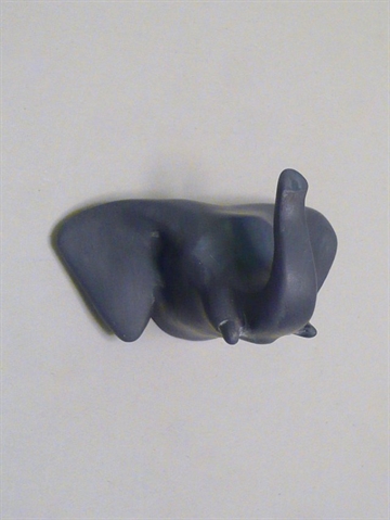 Dear Elephant - knage, design Jorine Oosterhoff, silkemat grålakeret polystone og metal m. indstøbt skrue (inkl. plug).