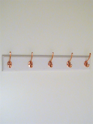 Knagerække m. 5 mellemstr. klassiske kobberbelagte knager på hvidt, profileret bræt med lige ender - 60 cm.