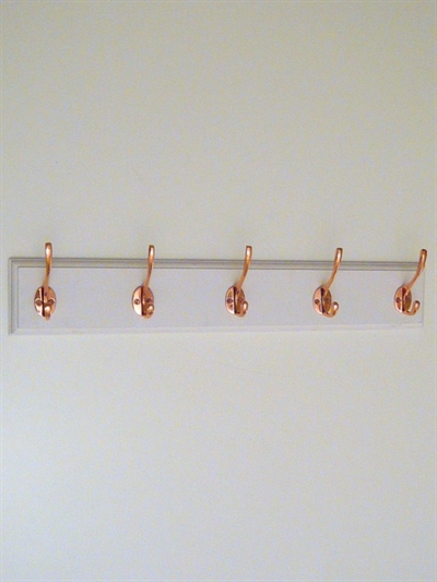 Knagerække m. 5 mellemstr. klassiske kobberbelagte knager på hvidt, profileret bræt med lige ender - 60 cm.