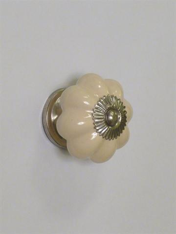 Beige porcelænsknop m. riller og forkromet metal, stor.