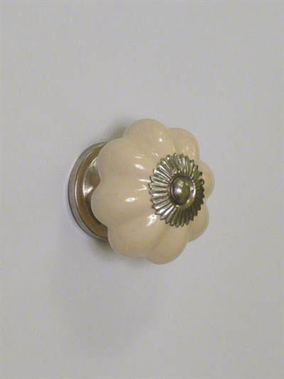 Beige porcelænsknop m. riller og forkromet metal, stor.