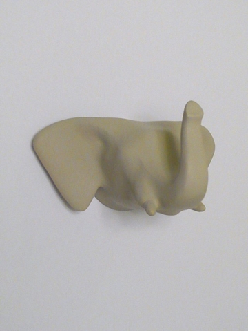 Dear Elephant - knage, design Jorine Oosterhoff, mat sandfarvet polystone og metal m. indstøbt skrue (incl. plug).