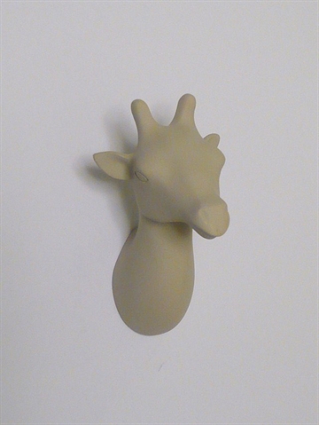 Dear Giraffe - knage, design Jorine Oosterhoff, mat sandfarvet polystone og metal m. indstøbt skrue (incl. plug).