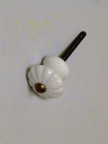 Hvid porcelænsknop m. riller og mørkpatineret messingknop, lille.