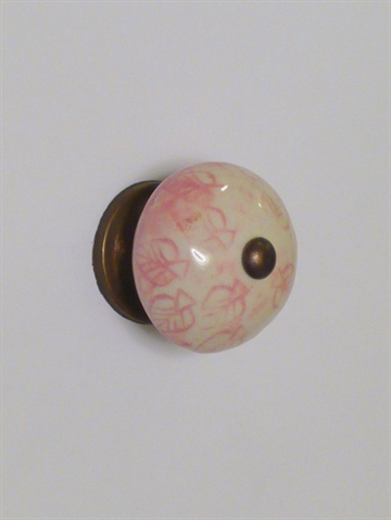 Cremehvid porcelænsknop m. rosa bladmønster, " antik " flydeglasur og patineret messing, stor.