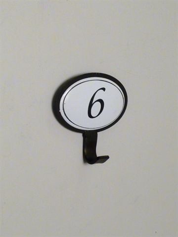 Nummer 6 knage, sort jern m. hvidemaljeret oval plade.